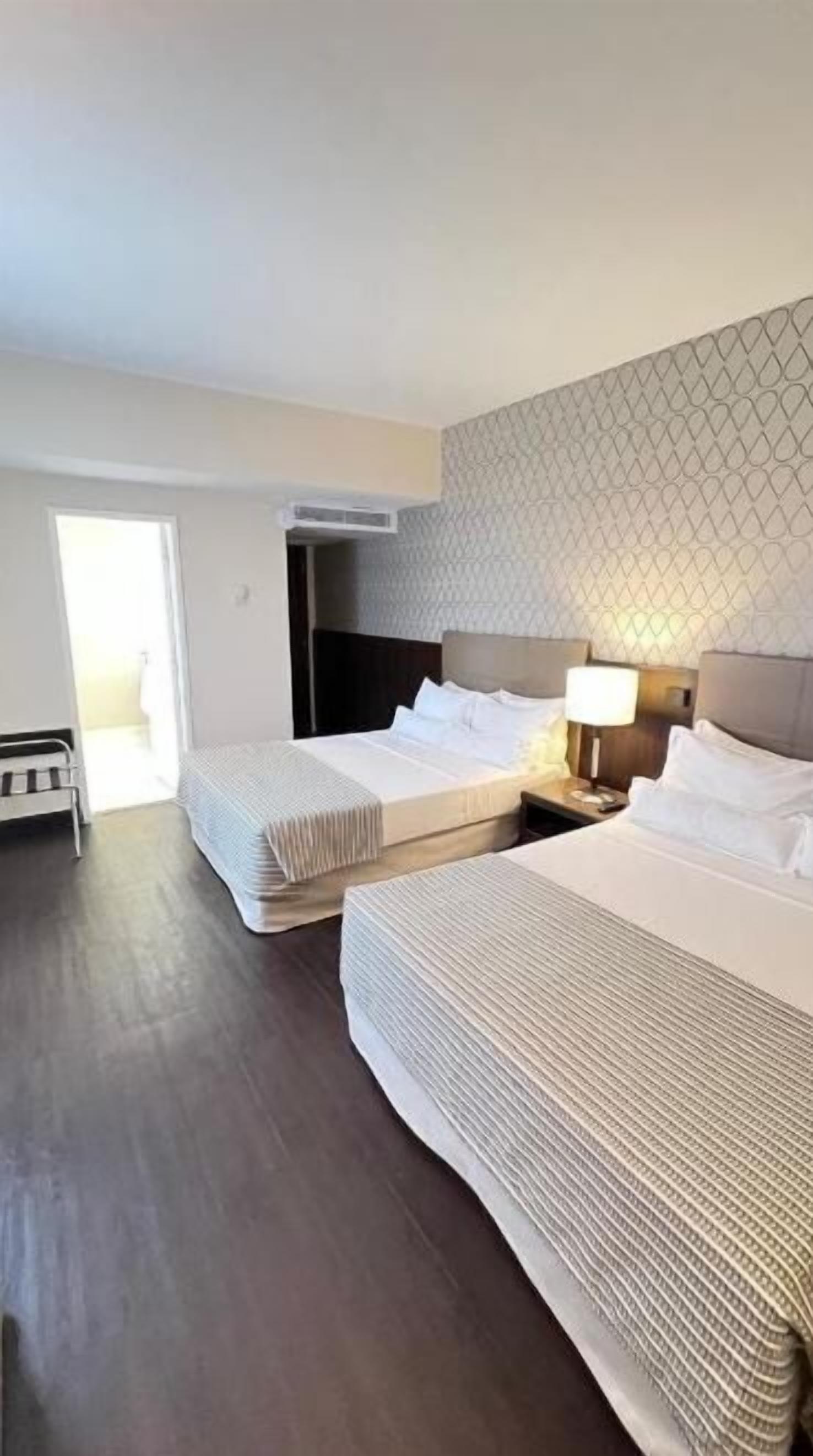 Comfort Room | Peralatan tempat tidur hipoalergenik, bar mini, peti besi dalam bilik 