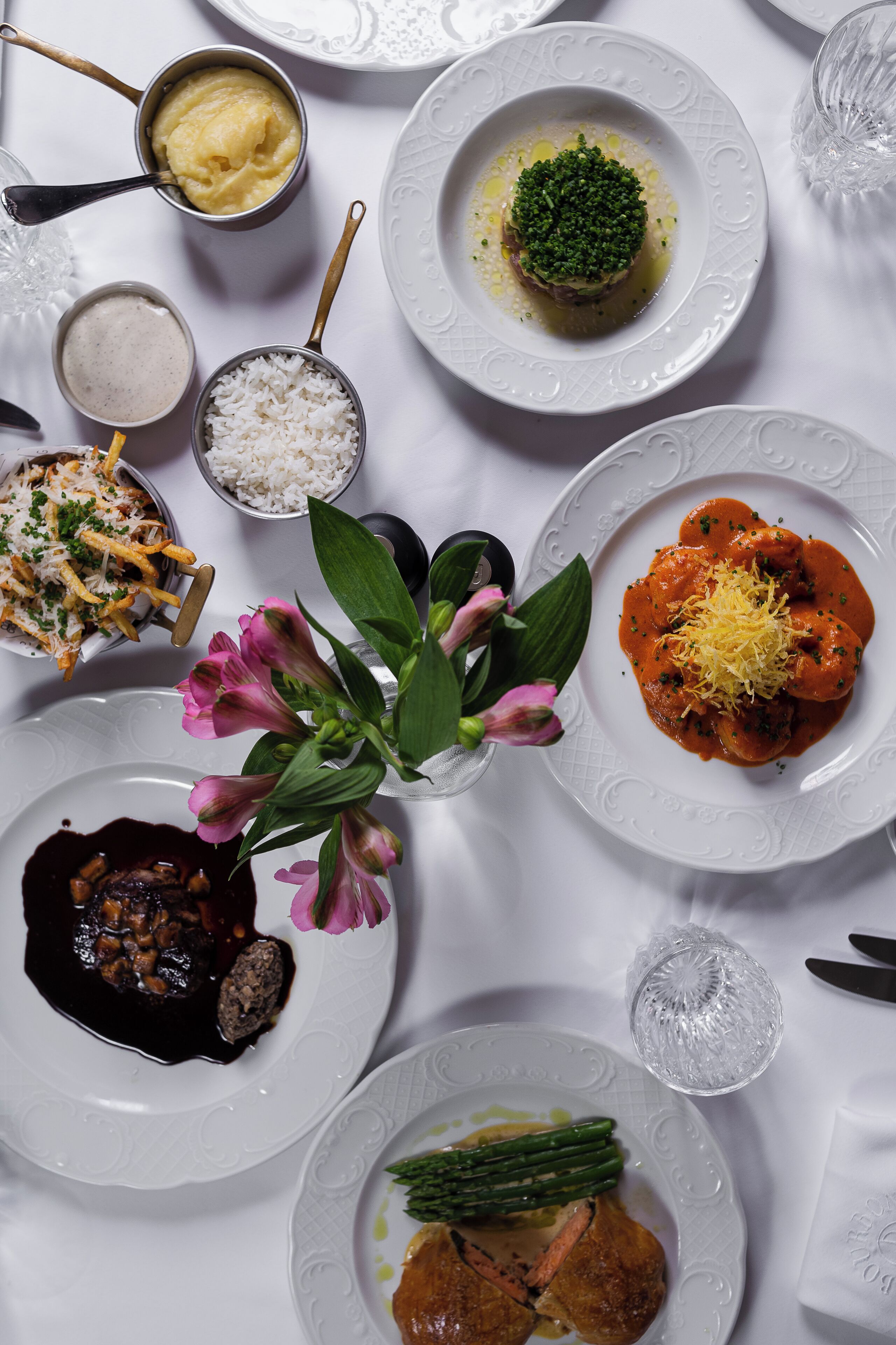 3 restaurants, breakfast, lunch, dinner served; sushi