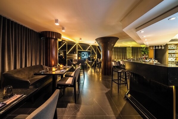 Hi ha 3 restaurants i s'hi serveixen esmorzars, dinars; plats de sushi 