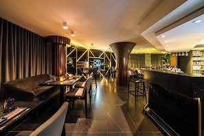 3 restaurants, breakfast, lunch, dinner served; sushi