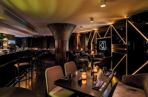 3 restaurantes; se sirven desayunos, almuerzos, cenas y sushi