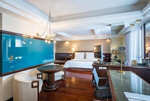 Premier Casal | Bathroom | Shower, designer toiletries, hair dryer, bidet
