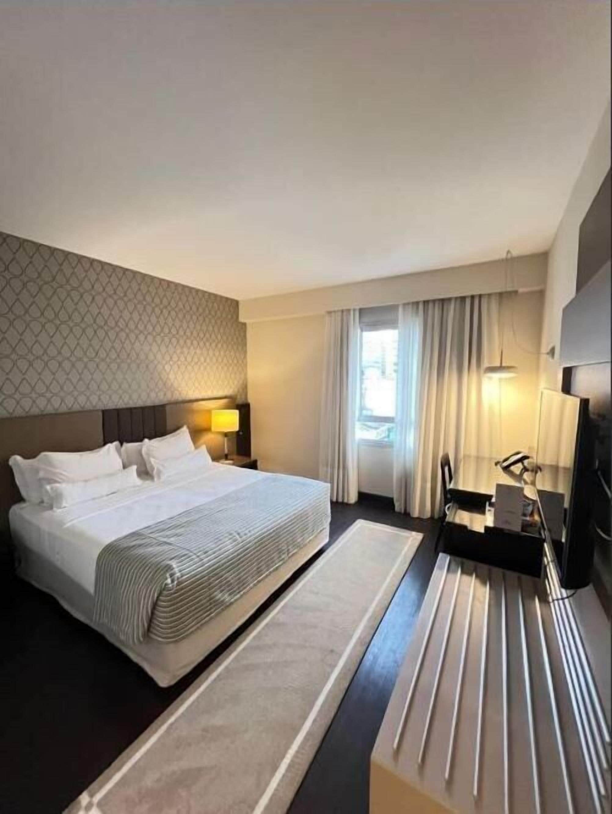 Classic Room | Peralatan tempat tidur hipoalergenik, bar mini, peti besi dalam bilik 