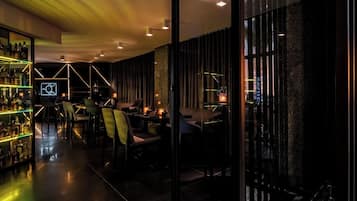 3 restaurants, breakfast, lunch, dinner served; sushi