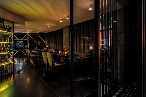 3 restaurants; breakfast, lunch, and dinner served