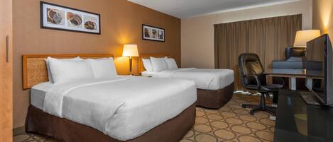 Ylelliset vuodevaatteet, pillowtop-patjalliset sängyt, työpöytä