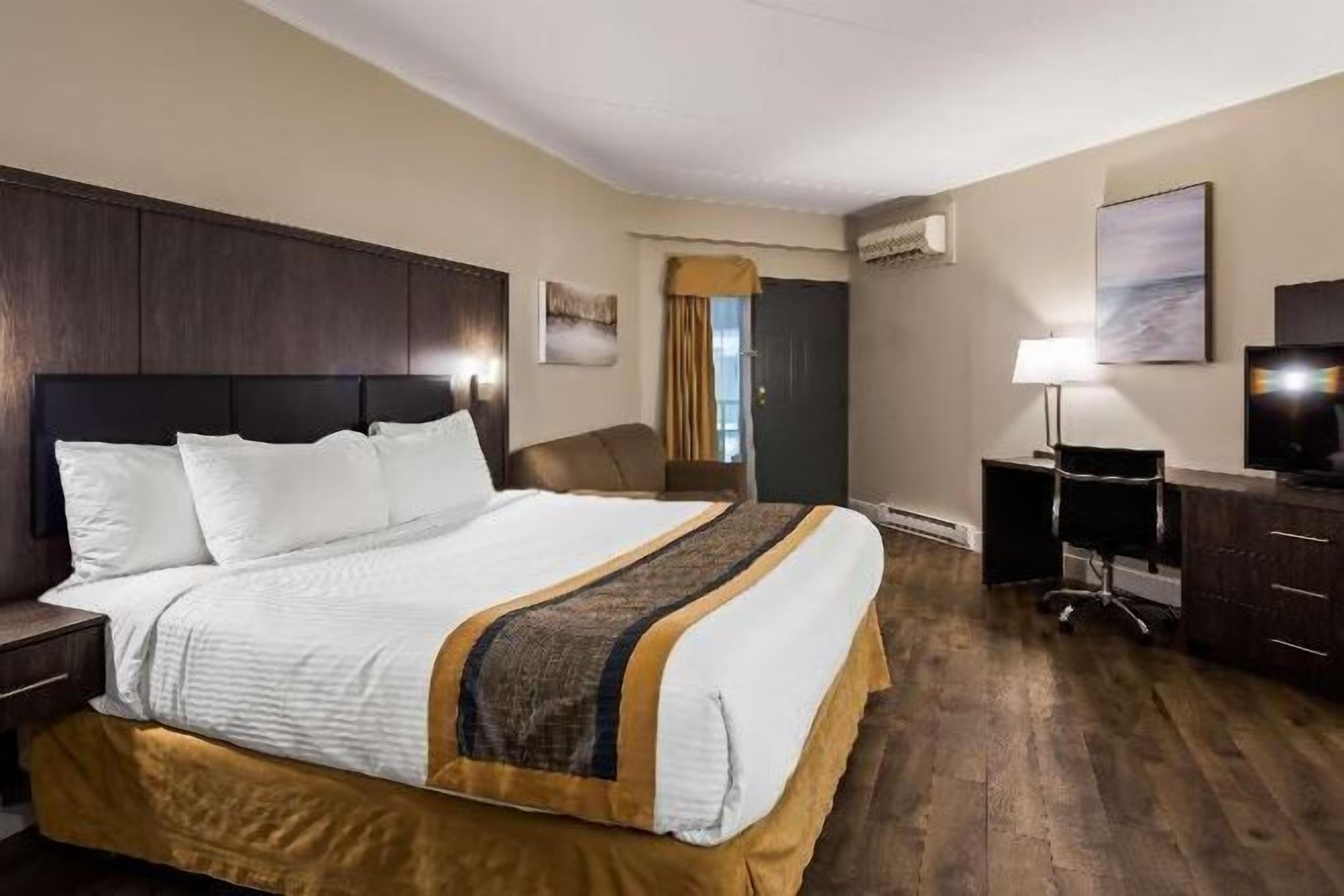 Nệm Select Comfort, màn/rèm cản sáng, bàn ủi/dụng cụ ủi quần áo 