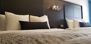 Matelas Select Comfort, rideaux occultants, fer et planche à repasser