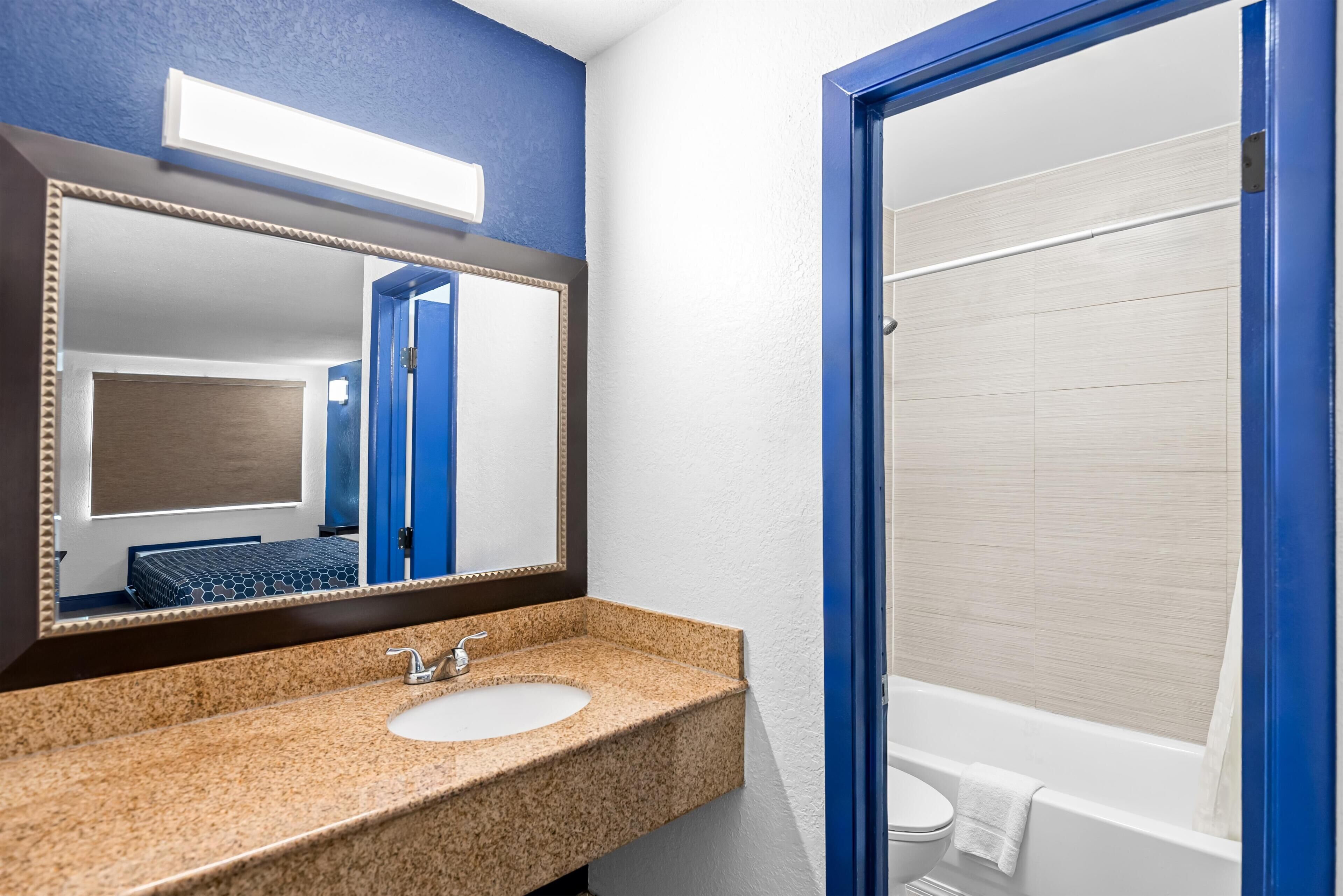 Combined shower/tub, free toiletries, towels