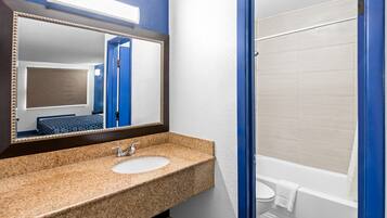 Combined shower/tub, free toiletries, towels