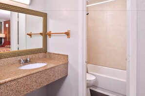 Combined shower/tub, free toiletries, towels - Americas Best Value Inn Richmond South (Richmond)