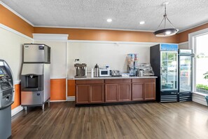 朝食 (テイクアウト)、毎日提供 (無料)