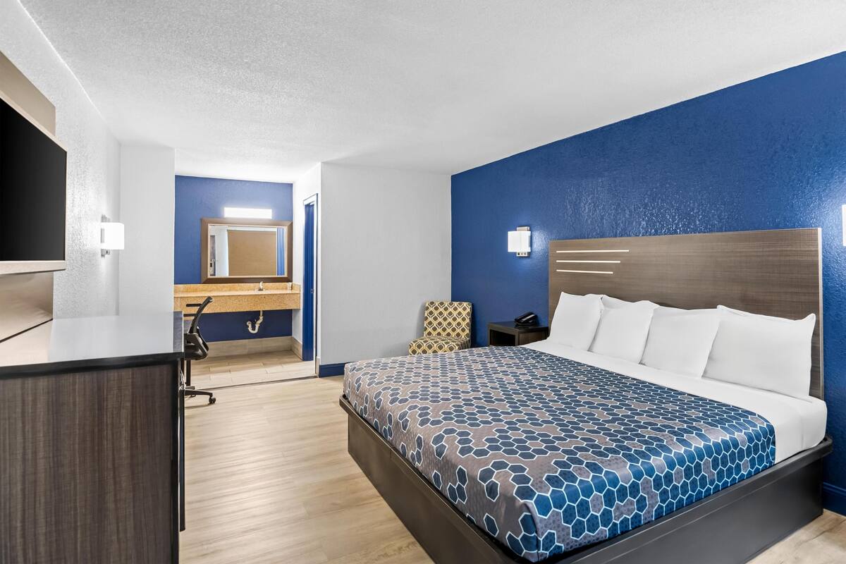 Room, 1 King Bed, Accessible, Non Smoking | WiFi (free), bed sheets