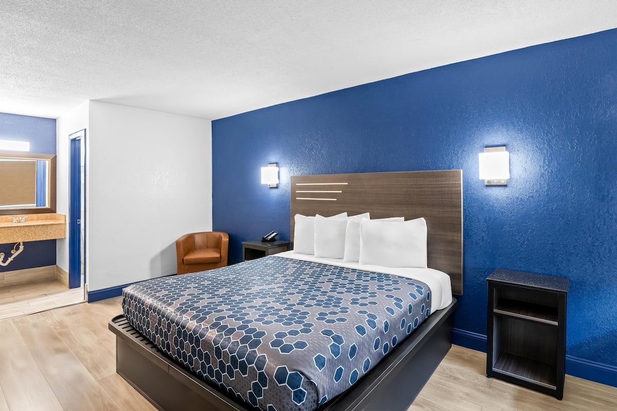 WiFi (free), bed sheets