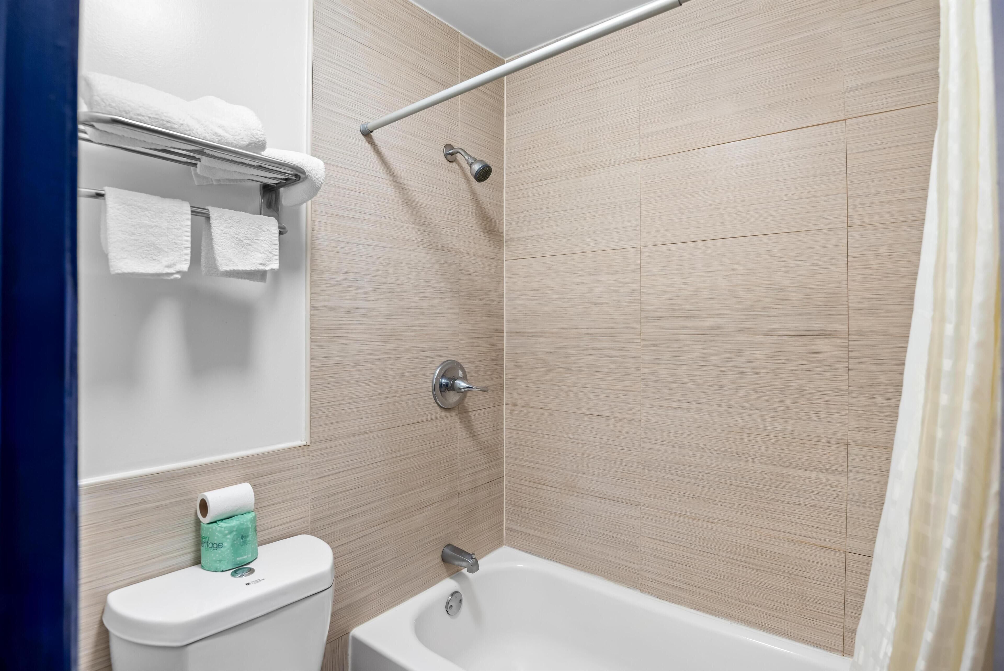 Combined shower/tub, free toiletries, towels