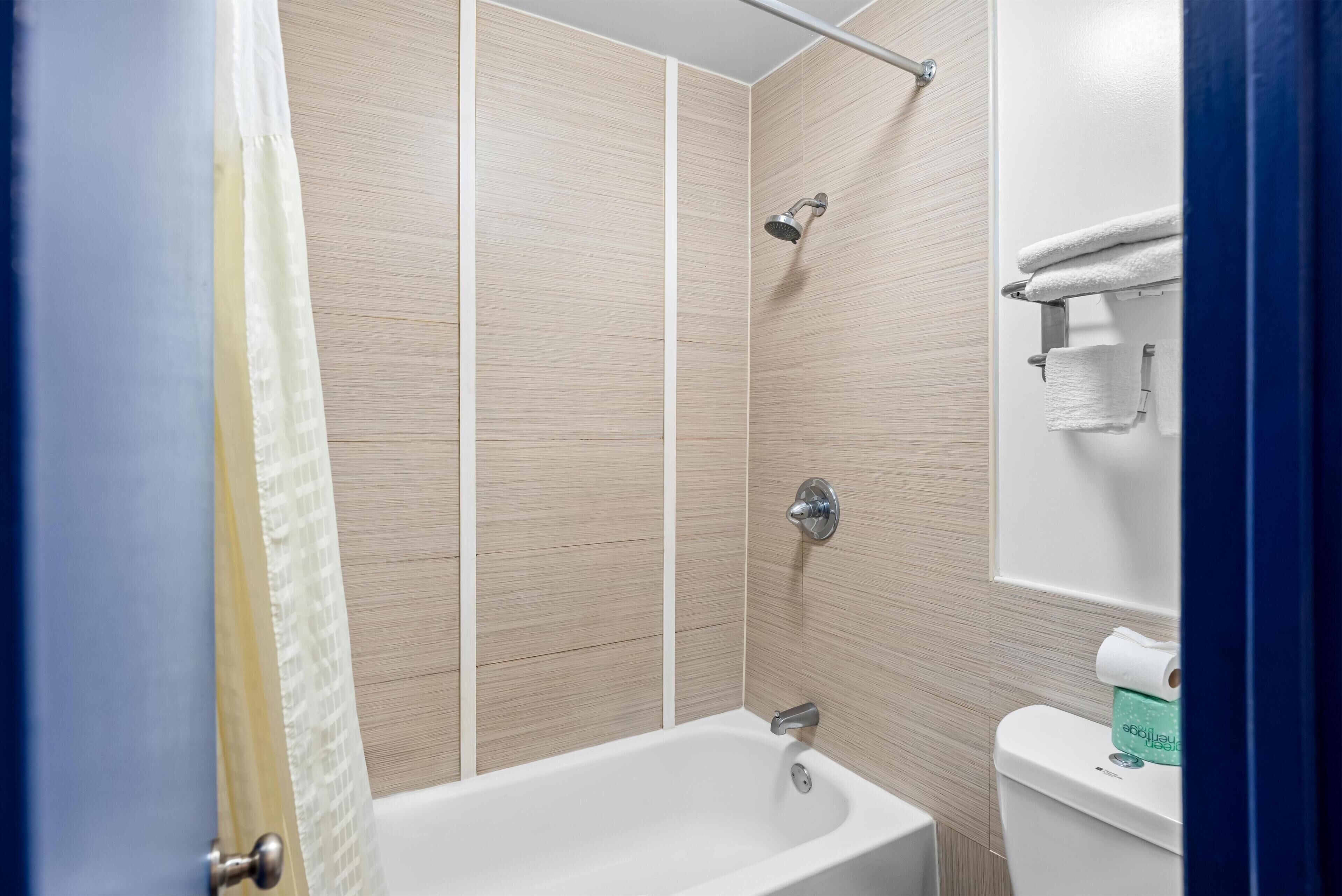 Combined shower/bathtub, free toiletries, towels