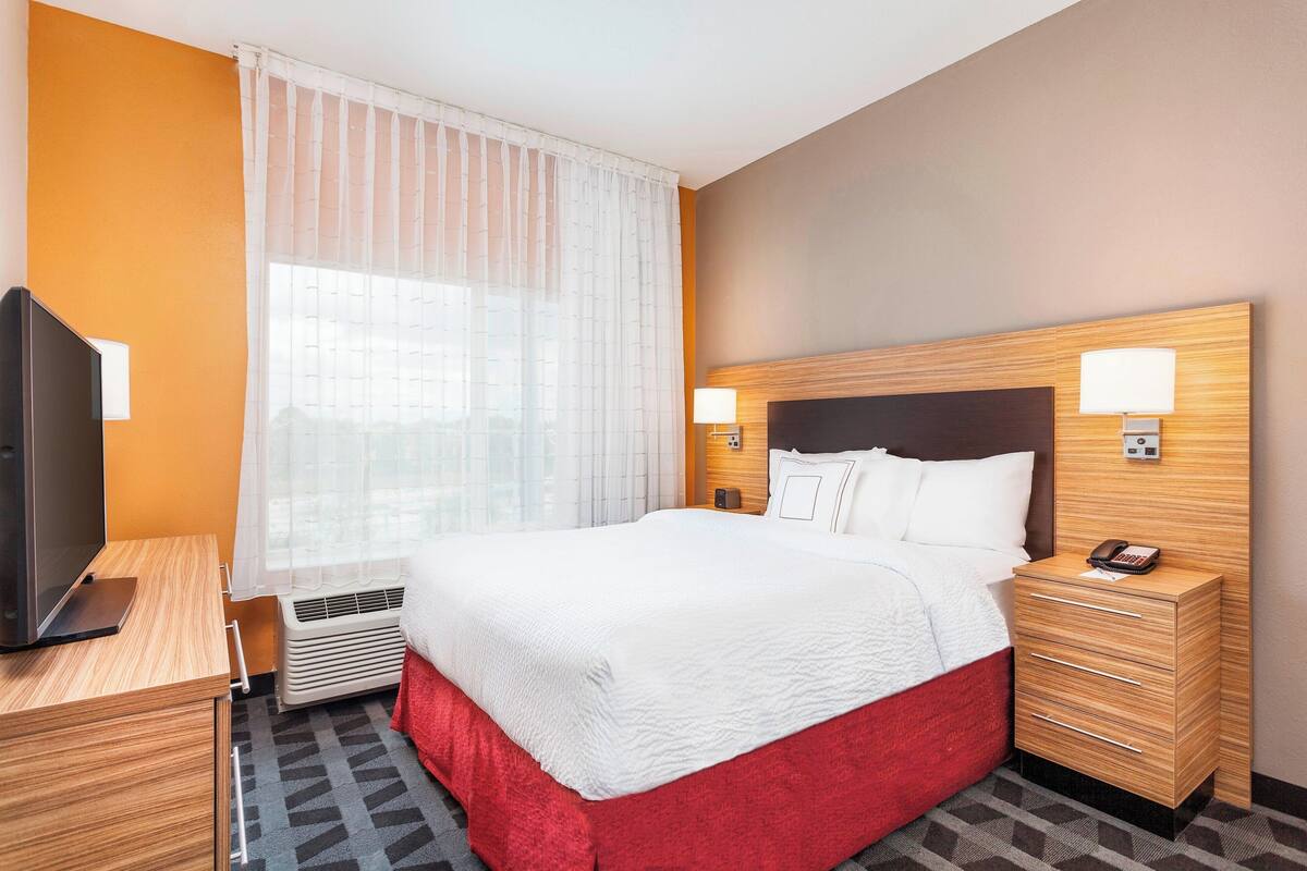 Ropa de cama de alta calidad, colchones con pillow-top y escritorio 