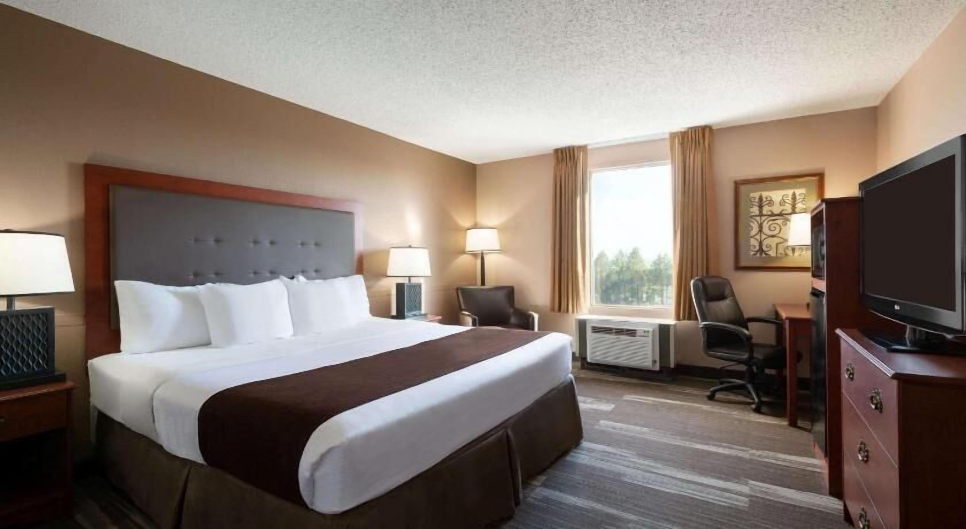 10 bedrooms, premium bedding, desk, laptop workspace