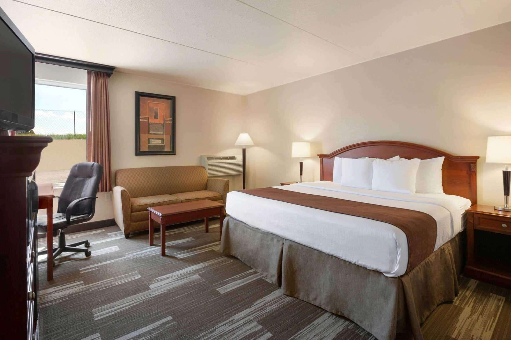 10 bedrooms, premium bedding, desk, laptop workspace