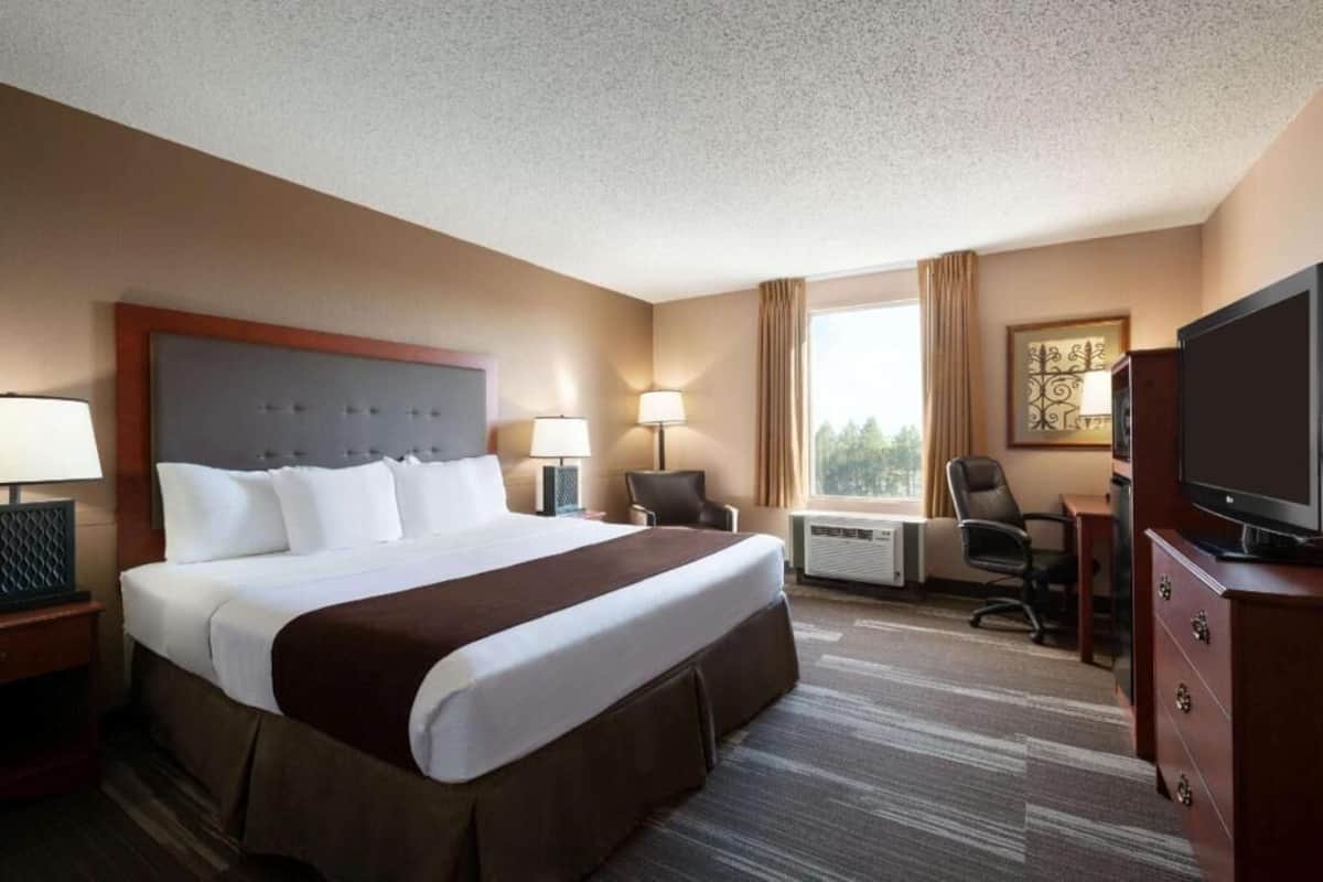 10 bedrooms, premium bedding, desk, laptop workspace