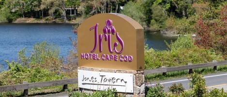 Un cartel que dice 'Jr's Hotel Cape Cod' con 'Jones Tavern' escrito debajo.