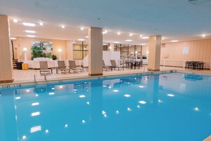 Una piscina techada, abierta desde las 06:00 hasta las 23:00, sombrillas