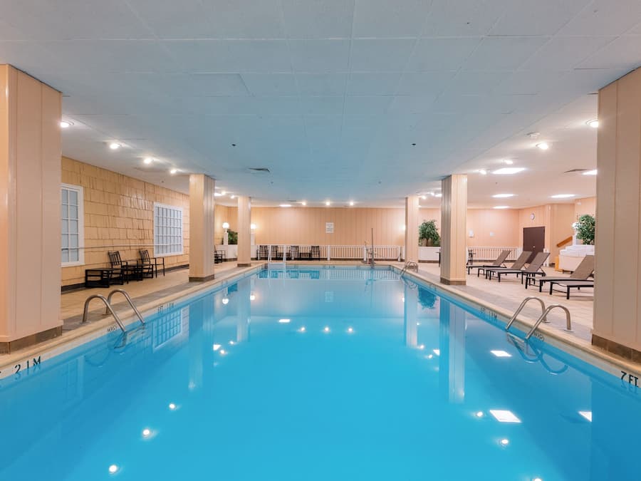 Piscina interna, funciona das 6h às 23h, guarda-sóis, espreguiçadeiras