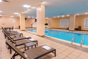 Innendørsbasseng, bassengparasoller og solsenger