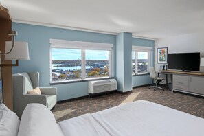 Hypo-allergenic bedding, in-room safe, desk, blackout curtains