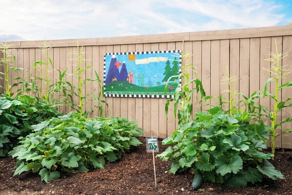 A garden with a wooden fence and a painted sign. - Residence Inn By Marriott Boulder (Boulder)