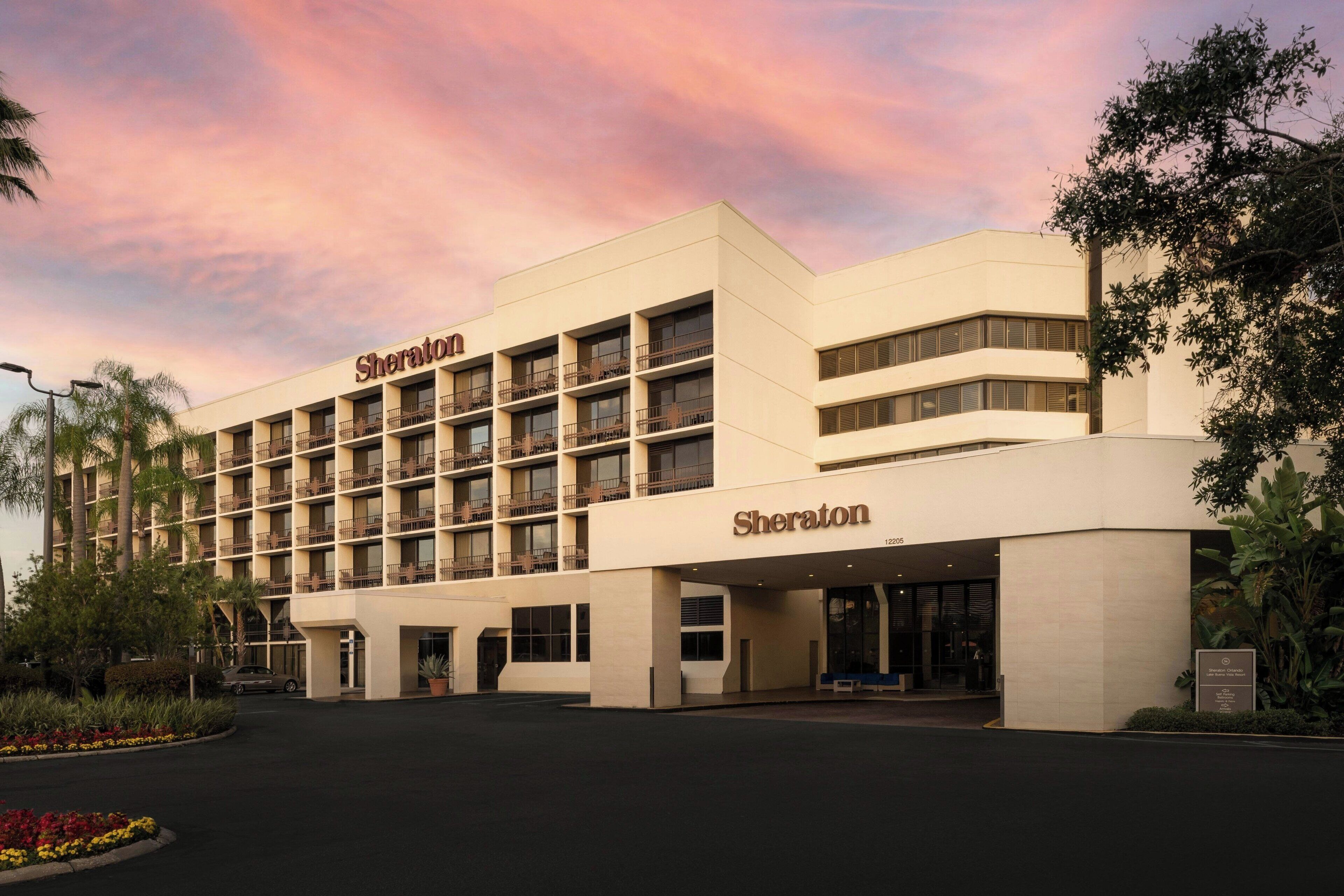 Een Sheraton hotel met meerdere verdiepingen, balkons en een verzorgd entreegebied.