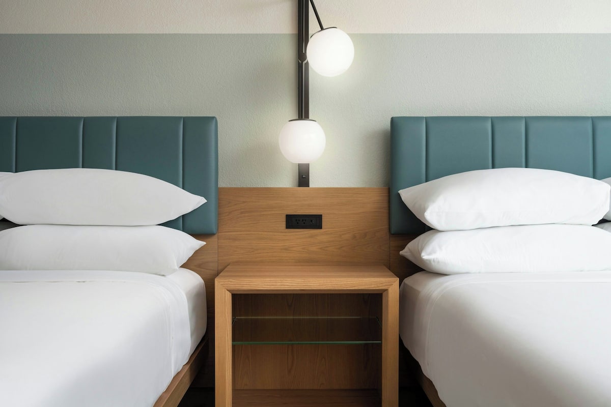 Sengetøy av topp kvalitet, senger med overmadrass og safe på rommet