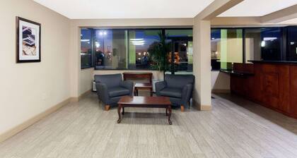 Super 8 by Wyndham Clarksville Northeast