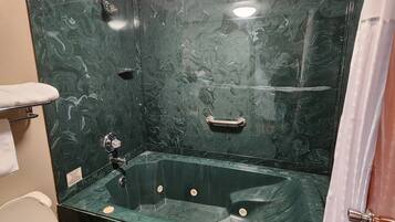 Een bad/douchecombinatie, gratis toiletartikelen, een haardroger