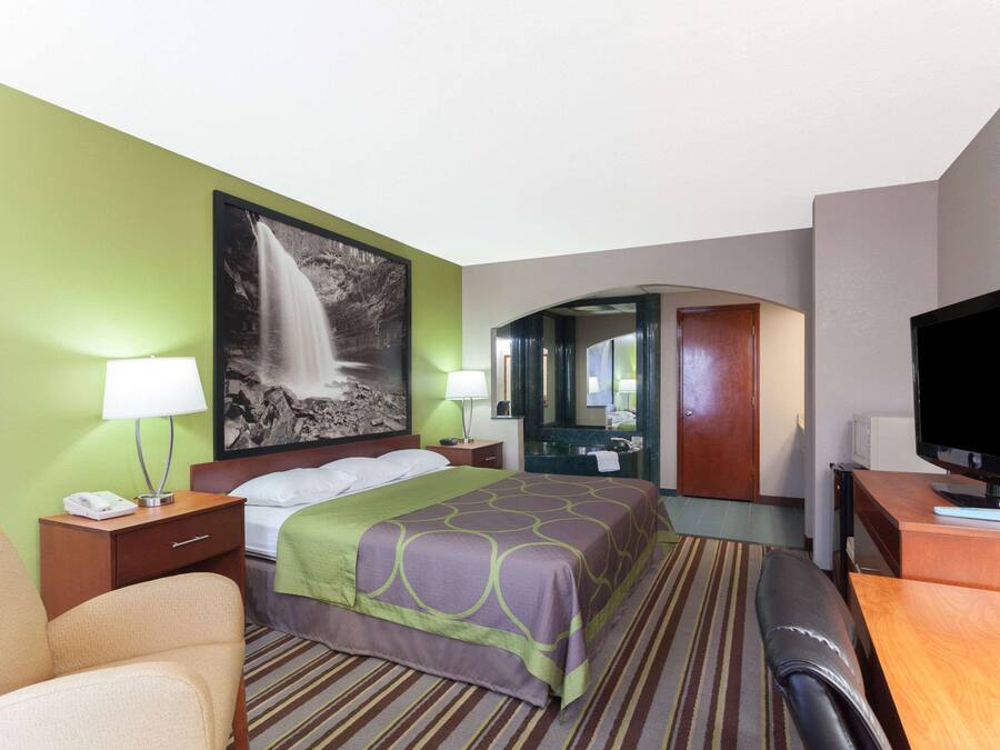 Escrivaninha, ferros/tábuas de passar roupa, berços grátis