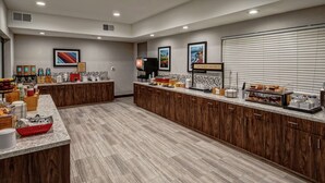 A spacious kitchen with wooden cabinets, a marble countertop, and a breakfast bar. - Hampton Inn Cardiff Beach Encinitas, CA Near Del Mar (Cardiff-by-the-Sea)