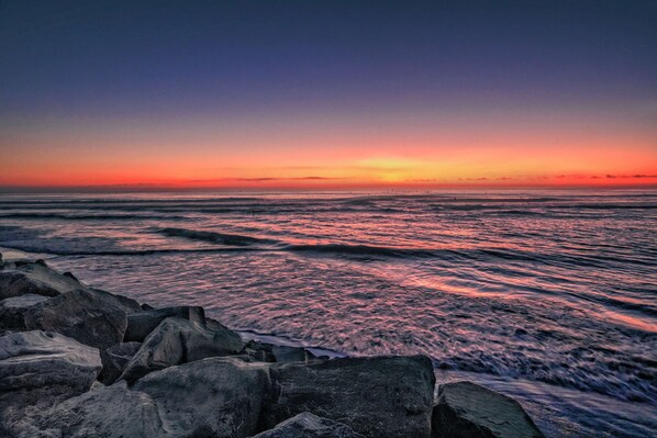 Pantai di sekitar dan handuk pantai