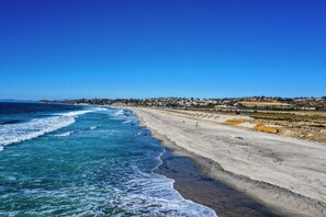 Pantai di sekitar dan handuk pantai