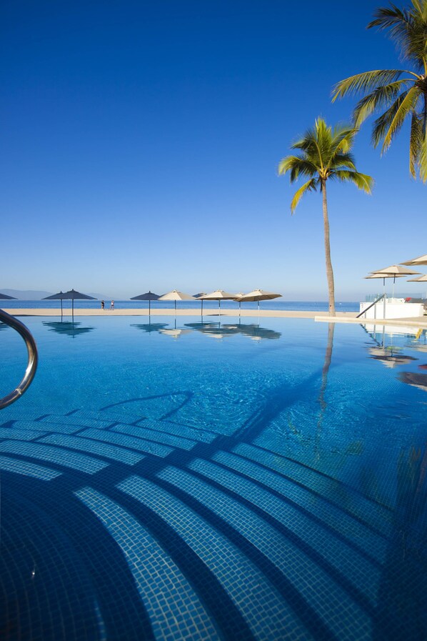 4 piscines extérieures, parasols de plage, chaises longues