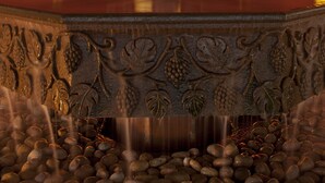 Uma área de recepção com parede vermelha, um logotipo e o texto "KRYSTAL Hotels & Resorts".