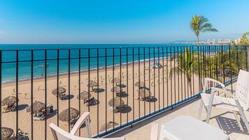 Caja de seguridad en la habitación y espacio para trabajar con laptop