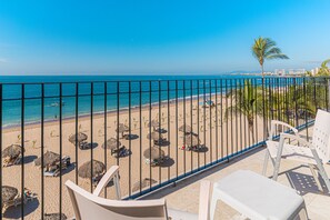 客房內保險箱、筆電工作空間、遮光布/窗簾、熨斗/熨衣板