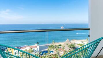 Cofres nos quartos, espaço de trabalho para notebook, cortinas blackout