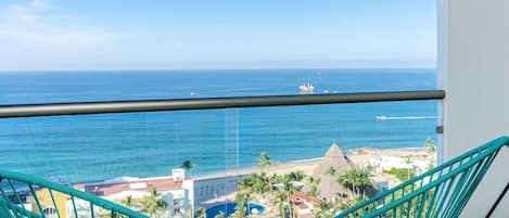 In-room safe, laptop workspace, blackout drapes, iron/ironing board