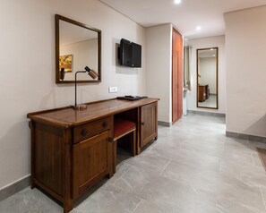 Standard-huone, 1 parisänky, näköala puutarhaan (Standard Double Room) | Olohuone | Televisio