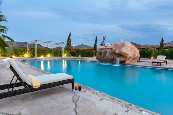 Una piscina al aire libre