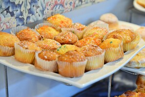 Sarapan Inggeris setiap hari (BWP 210 seorang) 