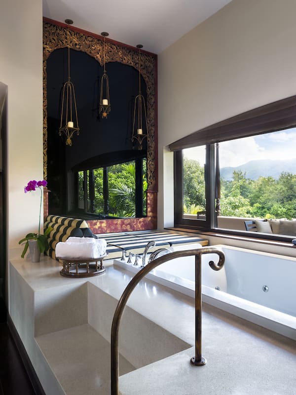 Combined shower/tub, deep soaking tub, free toiletries, hair dryer