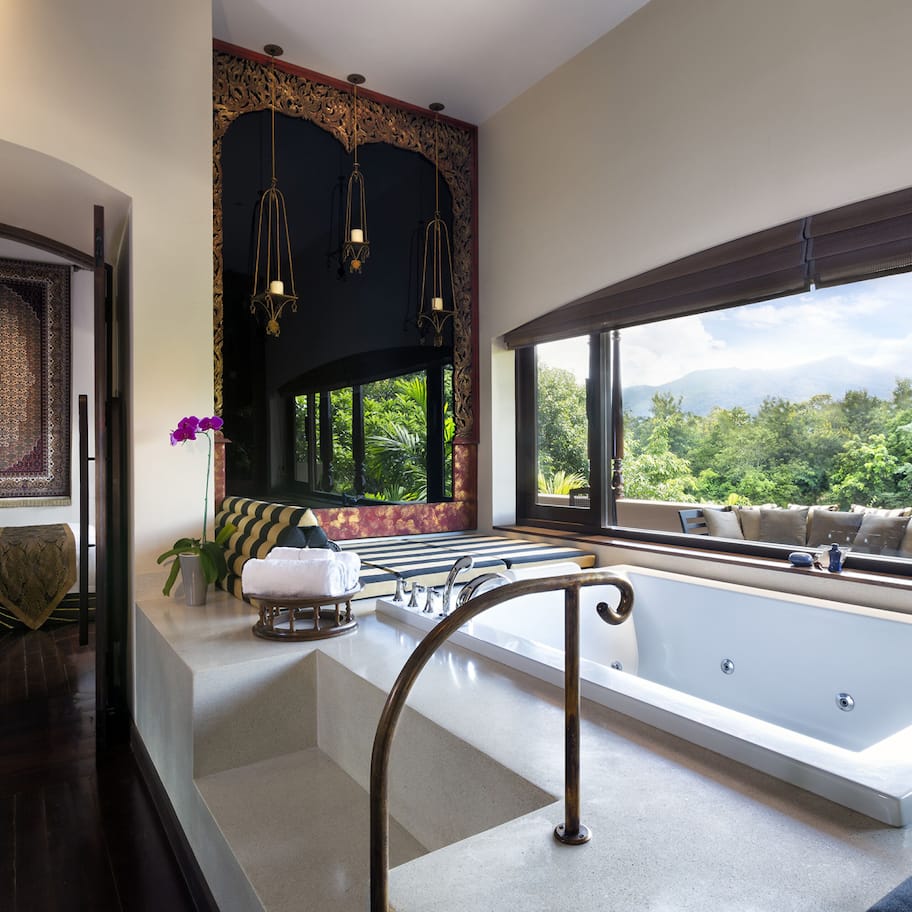 Combined shower/tub, deep soaking tub, free toiletries, hair dryer