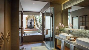 Combined shower/bathtub, deep-soaking bathtub, free toiletries